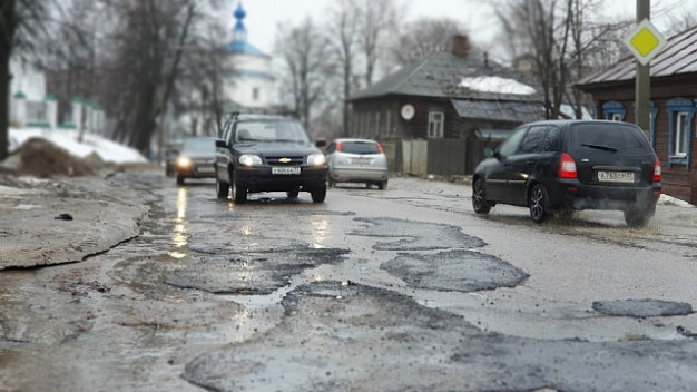 В Кинешме начали латать ямы на дорогах